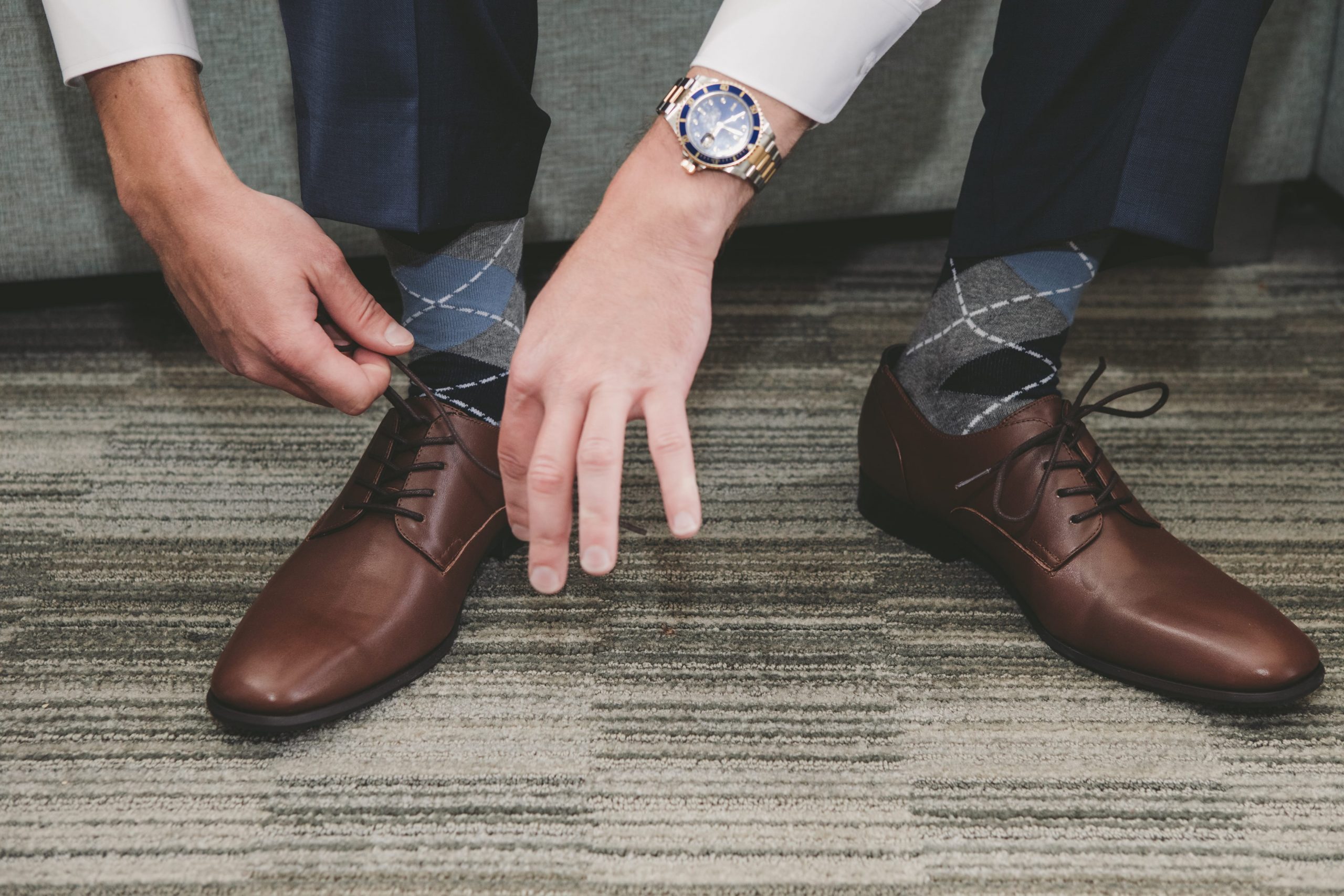 groom tying laces