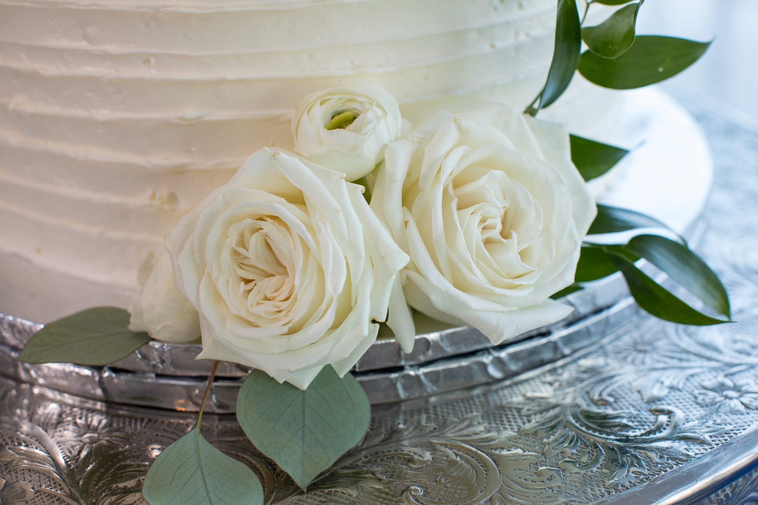 white roses on wedding cake