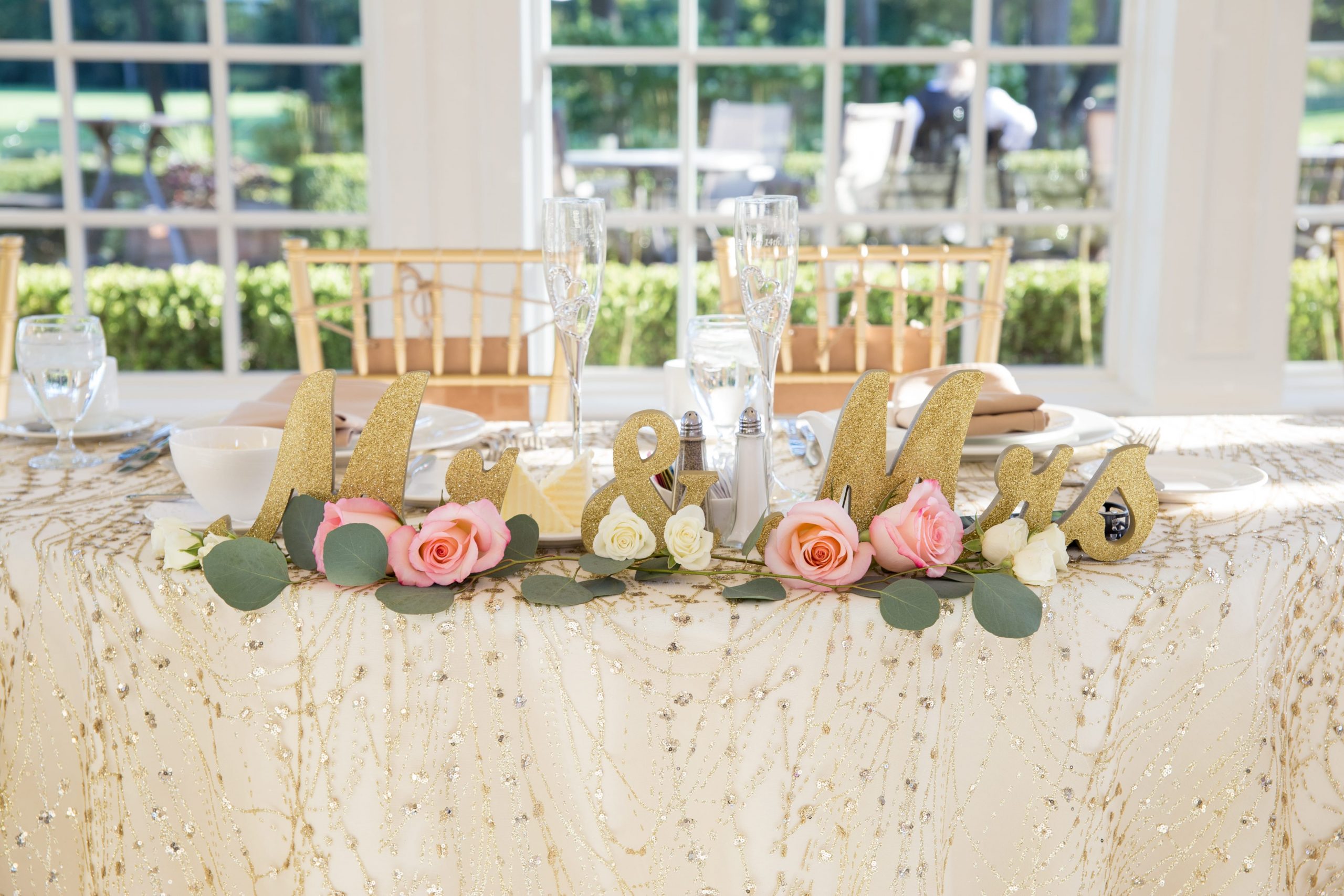 gold mr & mrs sign on sweetheart table