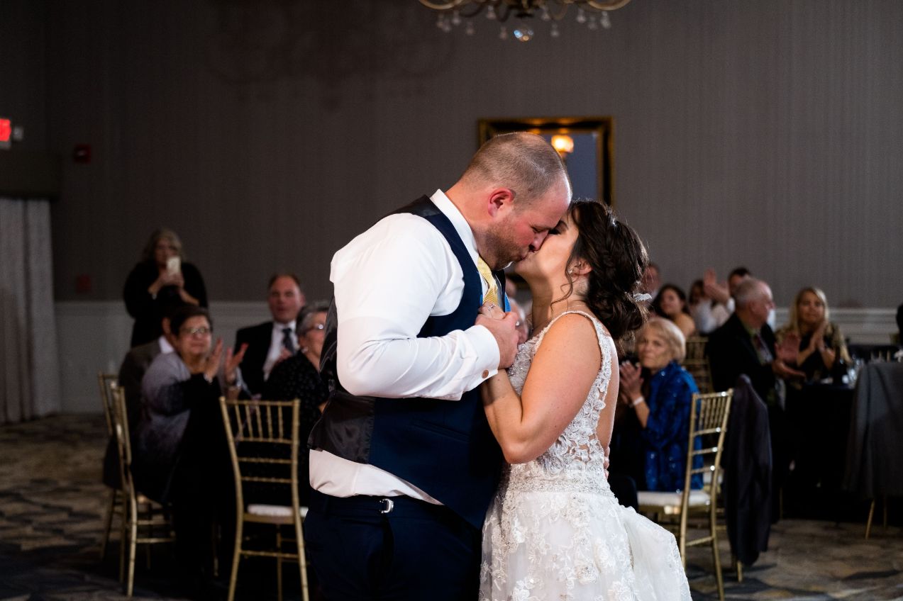 amanda and anthony kissing first dance