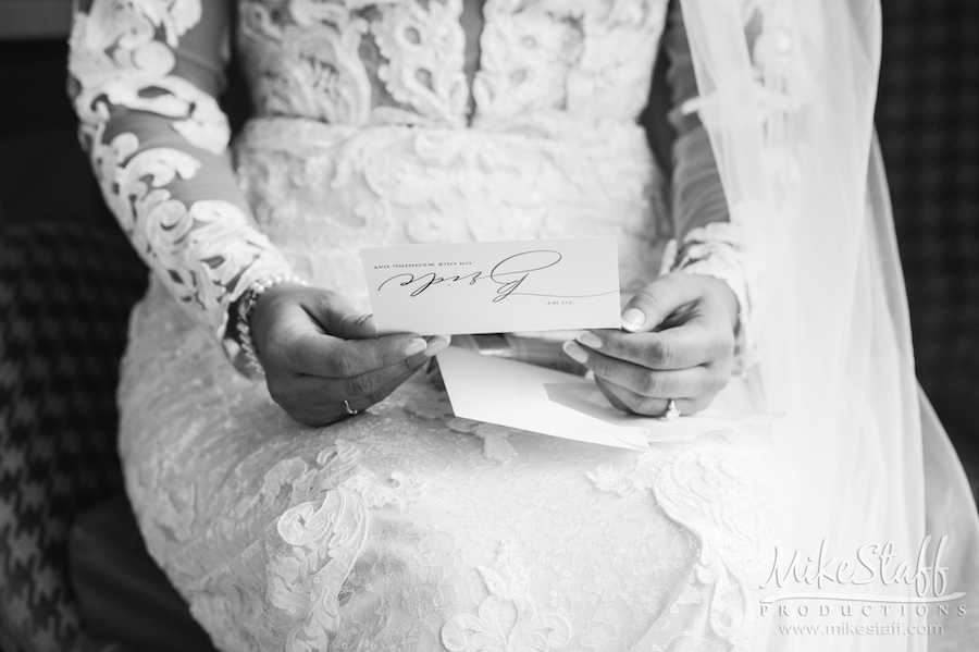 bride reading note pre ceremony