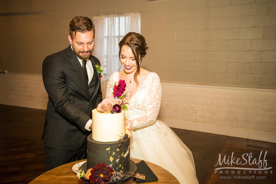 brooks wedding cutting the cake