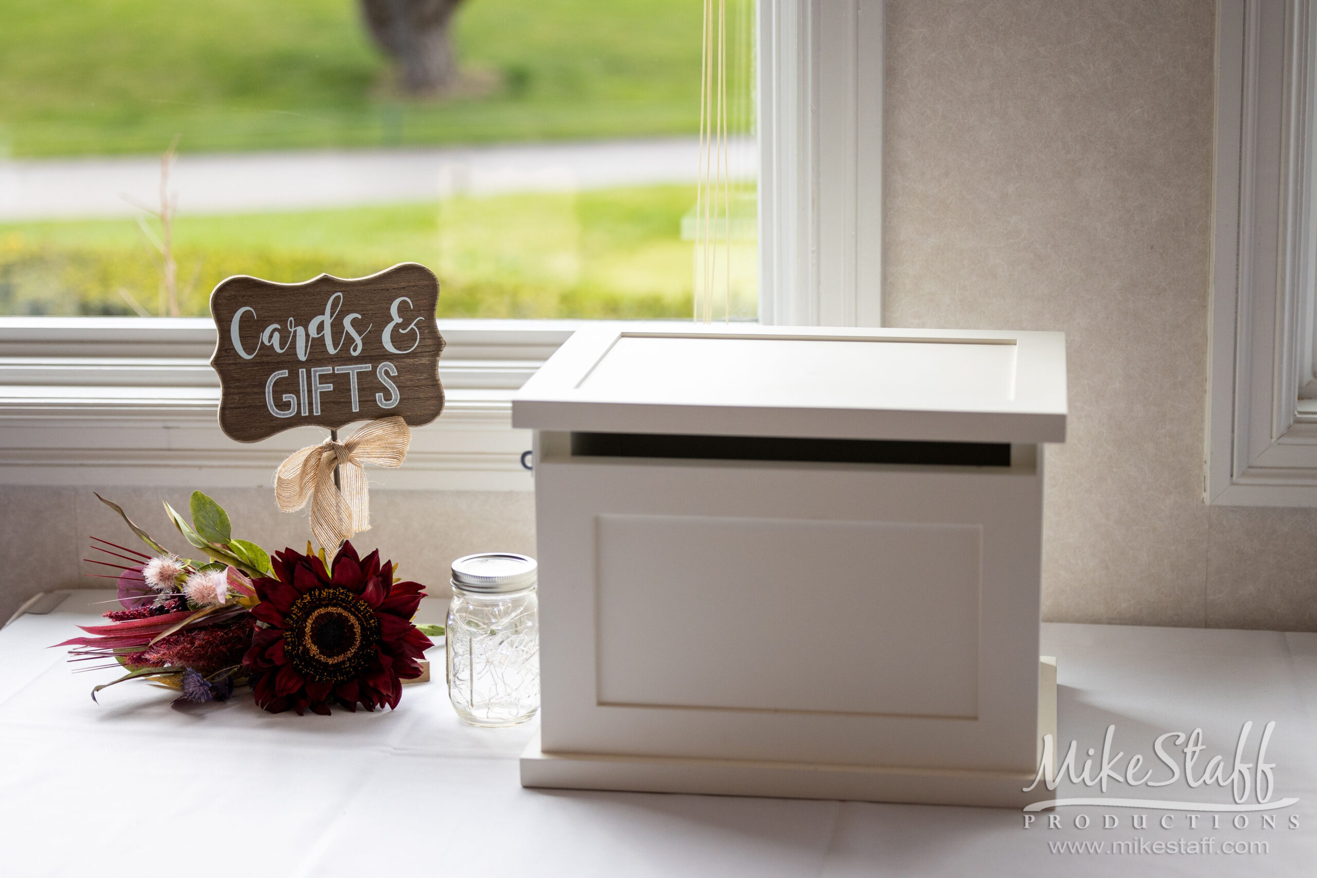 cards and gift table