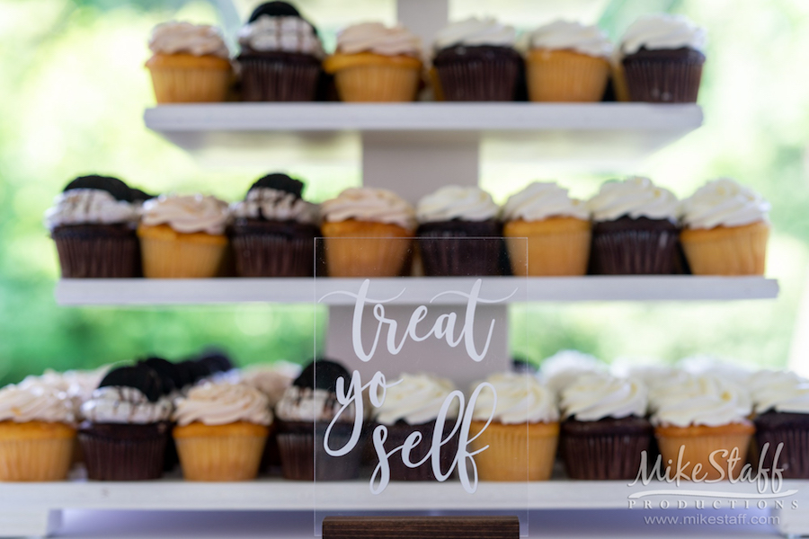 treat yo self cupcake table