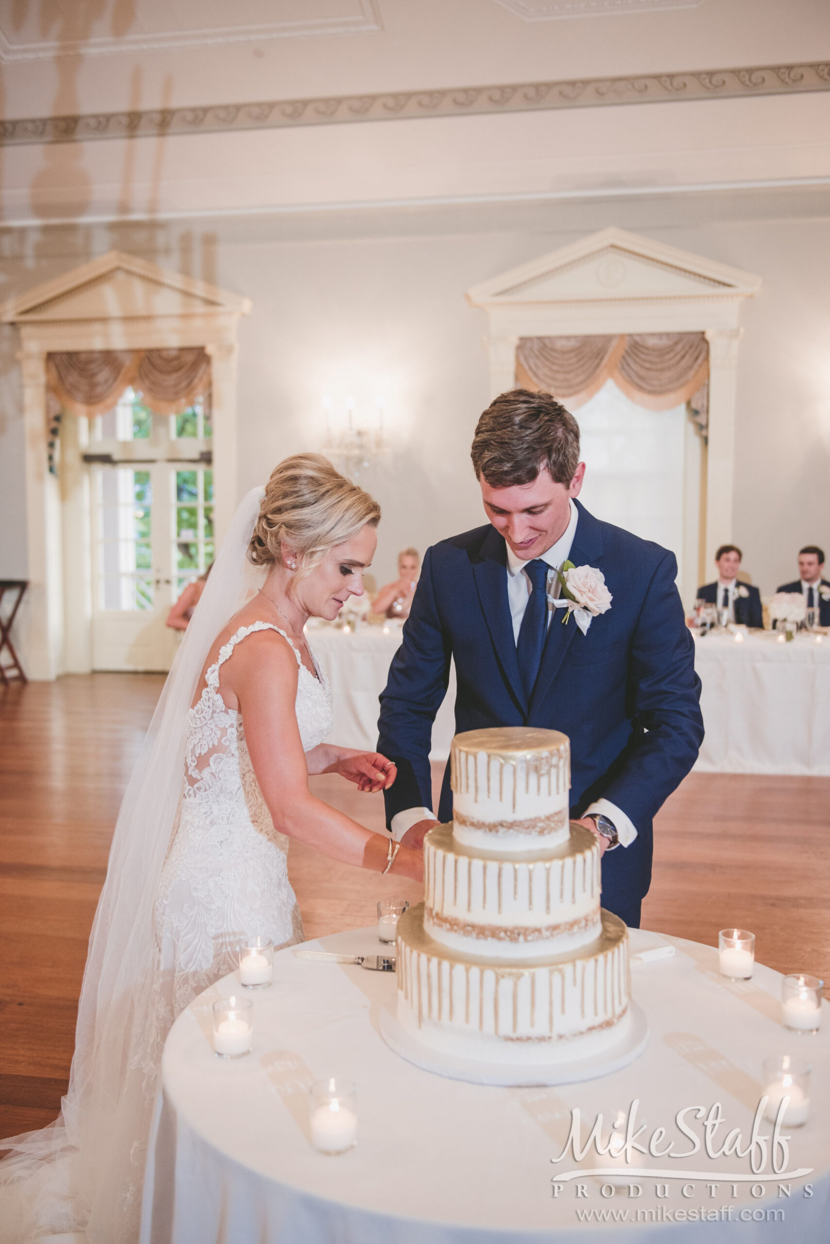 rebecca and kyle cutting the cake