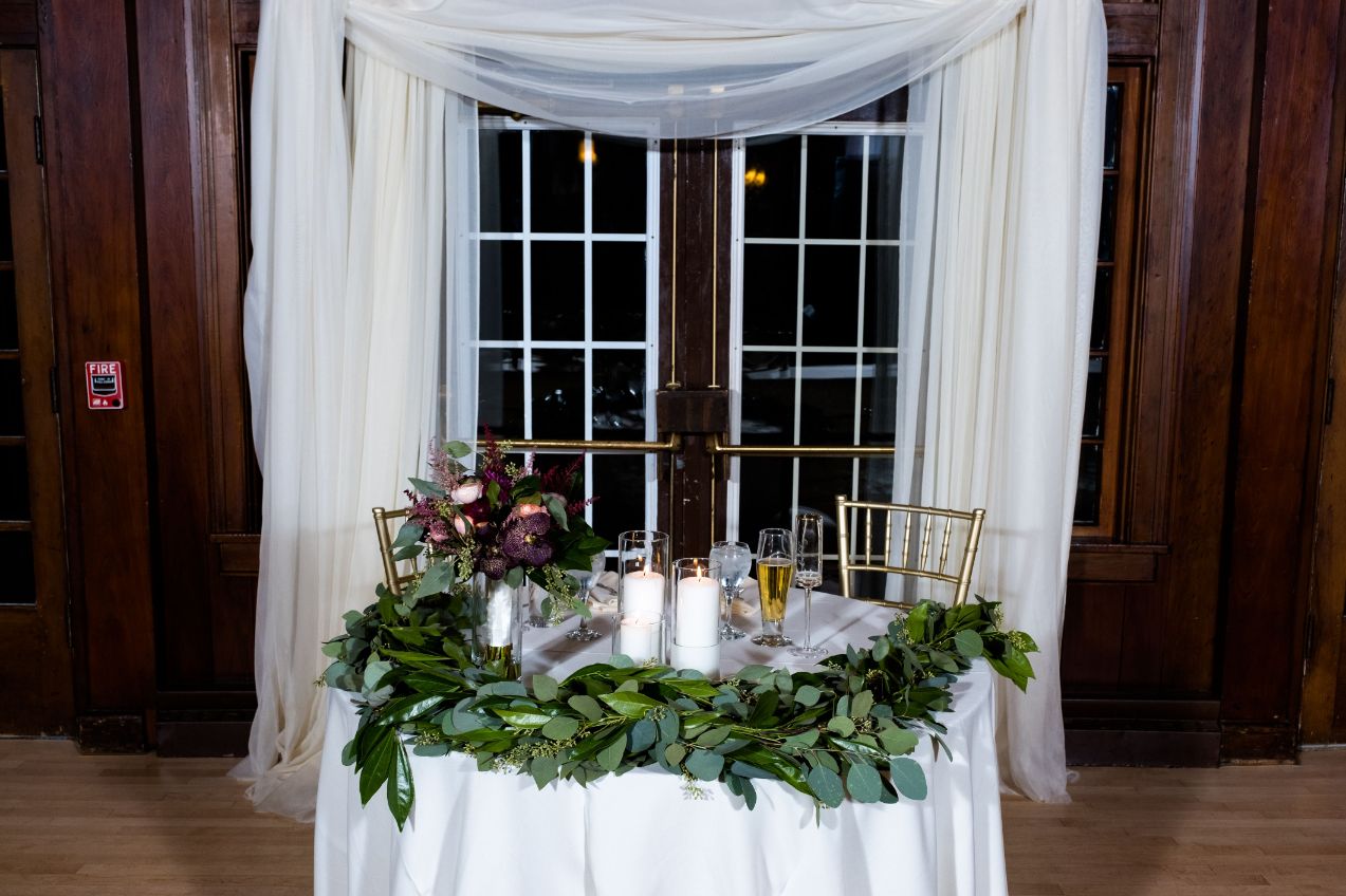 sweetheart table at waldenwoods